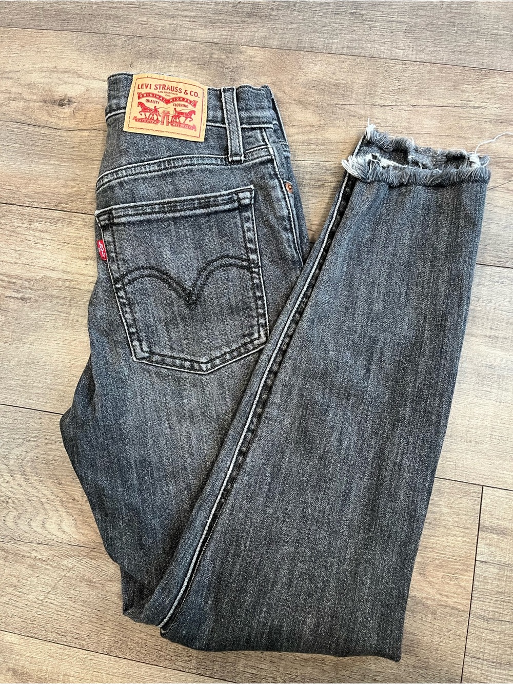 Levi's Women's Black-Grey Frayed Hem Cropped Jeans